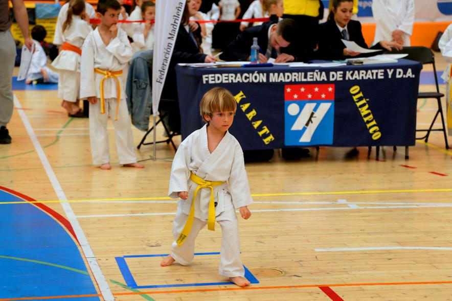 Muchacho con cinturón amarillo entrando a la prueba