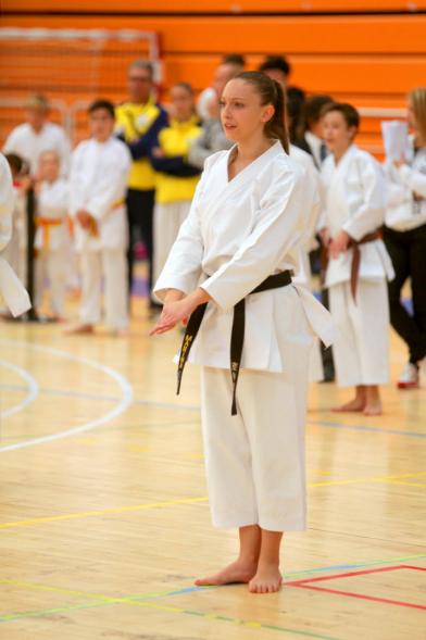 Karateka nivel cinturón negro en la prueba de kata