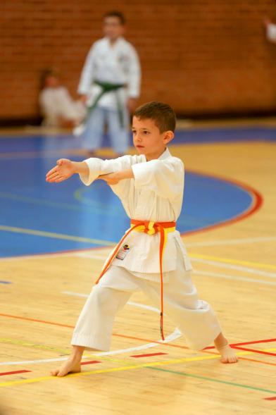 Niño durante una kata
