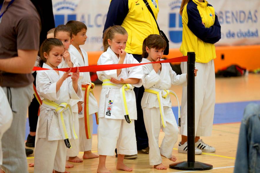 karatekas Infantiles esperando su turno