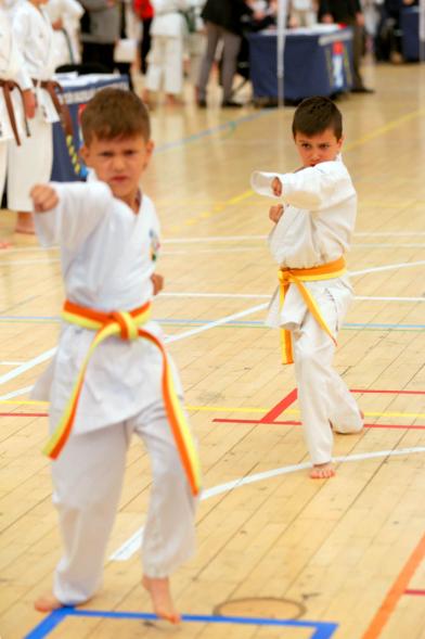 Niños con cinturón Amarillo-Naranja en su prueba de Kata