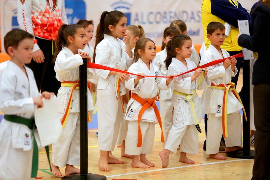 karatekas Infantiles esperando su turno