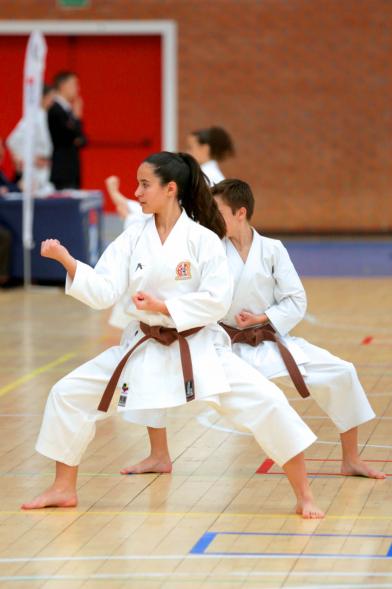 Karatekas nivel cinturón marrón, durante su prueba de Kata