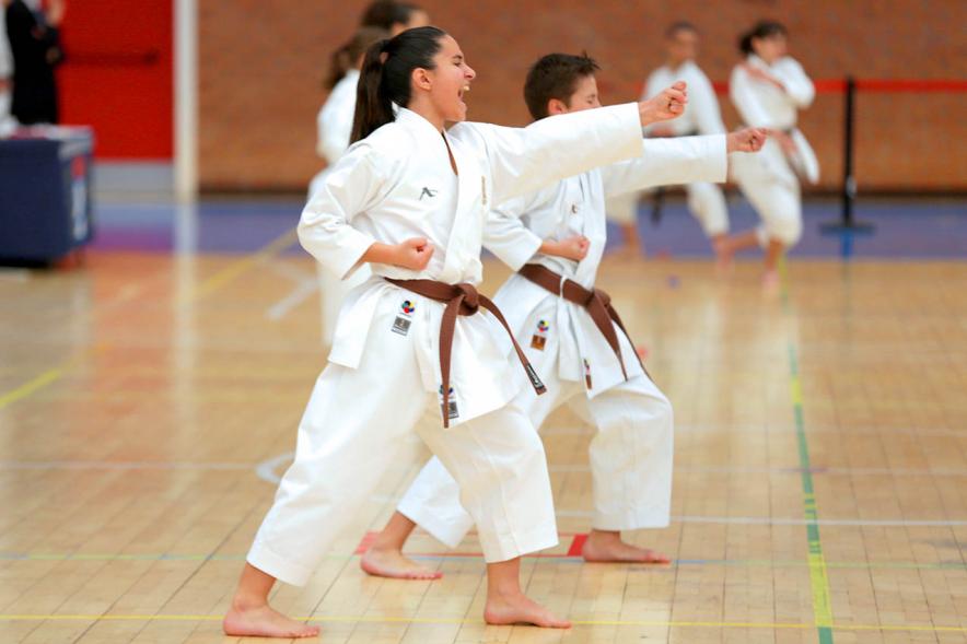 Cinturones Marrones durante su prueba de Kata