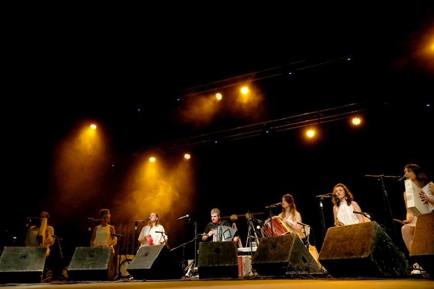 Noche de San Juan 2018 - Kepa Junquera - Panorámica del escenario con el artista y sus músicos.