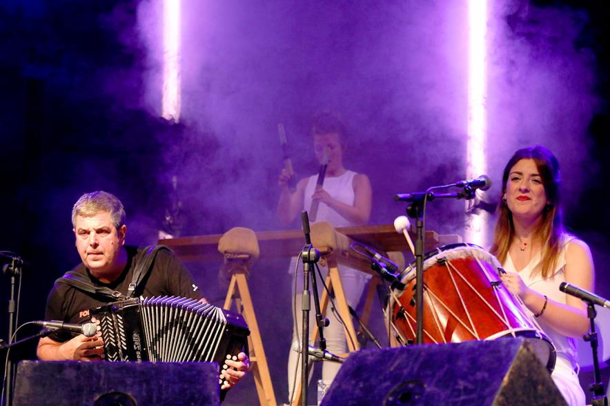 Noche de San Juan 2018 - Kepa Junquera - Primer plano de Junquera con el acordeón. y una músico.