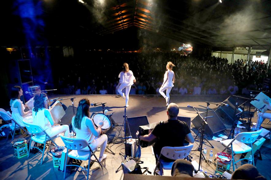 Noche de San Juan 2018 - Kepa Junquera - Imagen posterior de los músicos y los bailarines.