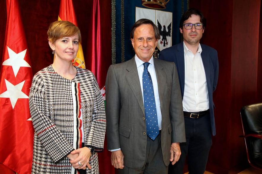 Firmantes posan tras la firma
