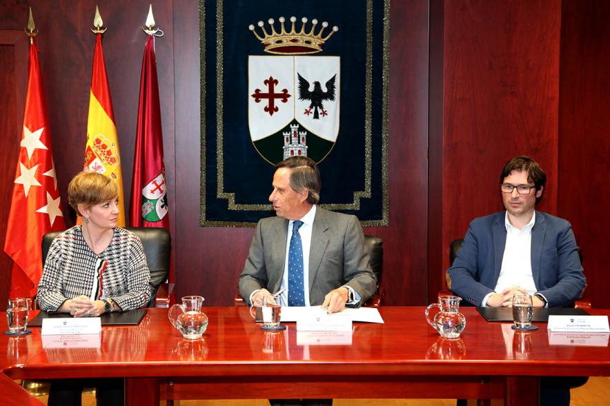Representantes de cada una de las partes en la firma del acuerdo