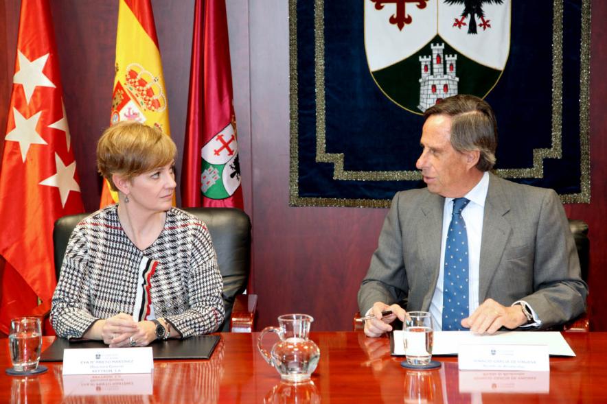 Alcalde García De Vinuesa con representante de Keytron