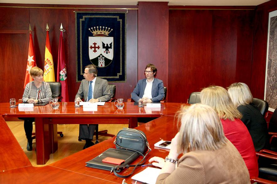 Representantes de cada una de las partes en la firma del acuerdo