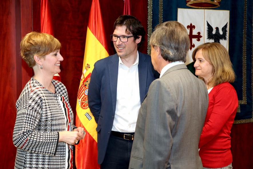 Firmantes charlan durante el encuentro