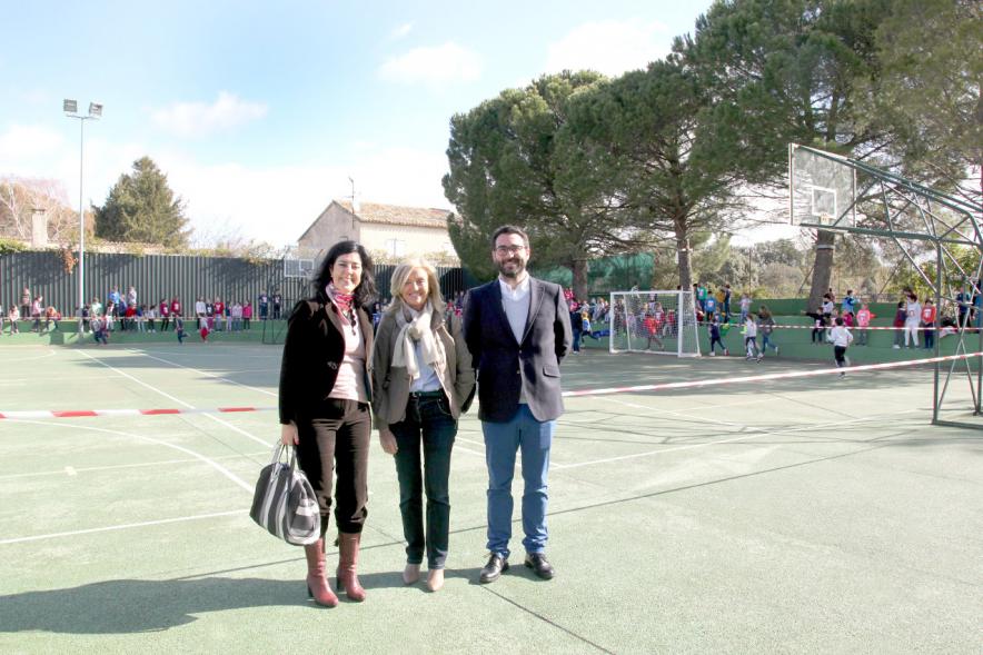 Carrera Kilómetros de Solidaridad Colegio Base - Posado de la concejal y los responsables del colegio.