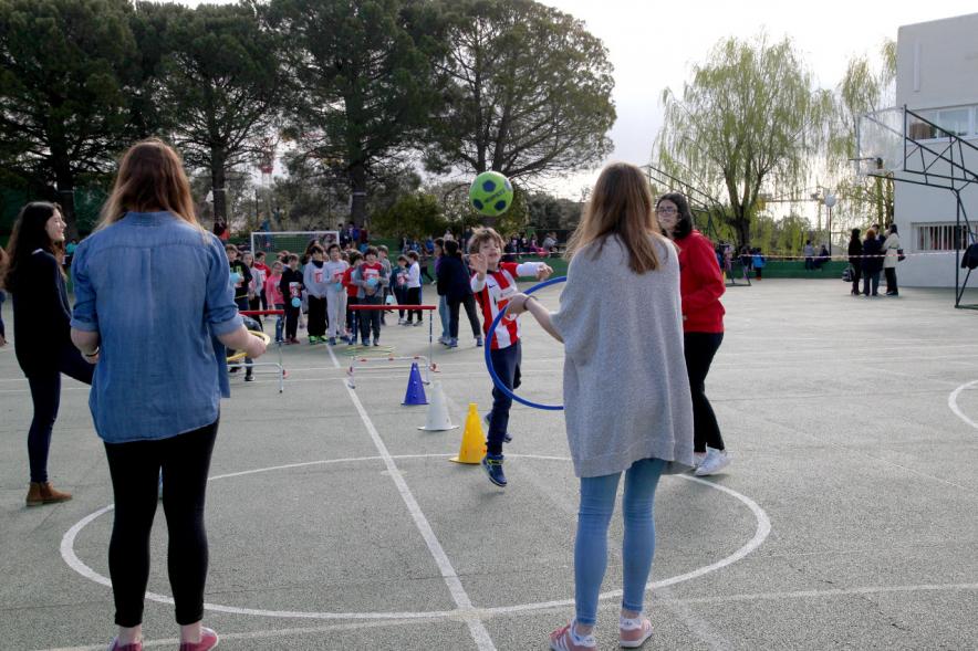 Carrera Kilómetros de Solidaridad Colegio Base - Imagen de las monitoras y los niños.