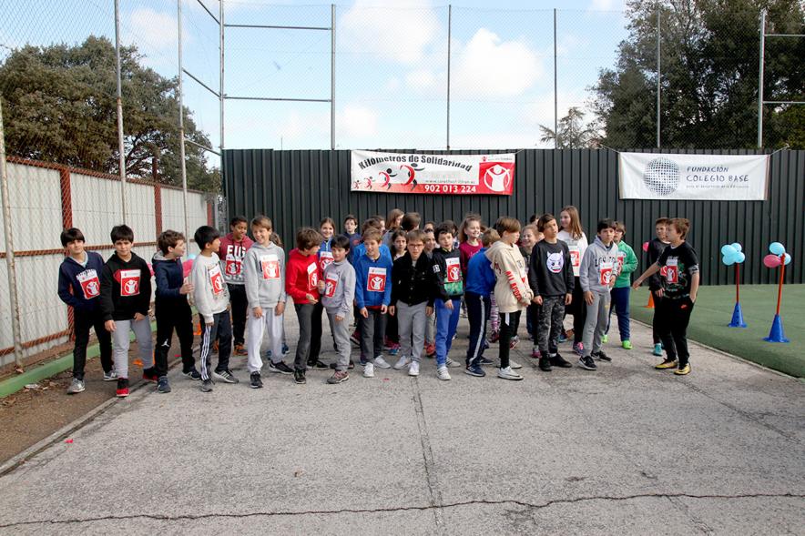 Carrera Kilómetros de Solidaridad Colegio Base - Imagen de los niños preparados  para la carrera.