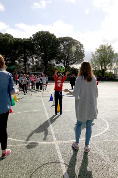 Carrera Kilómetros de Solidaridad Colegio Base - Imagen de  los niños en las pruebas infantiles.
