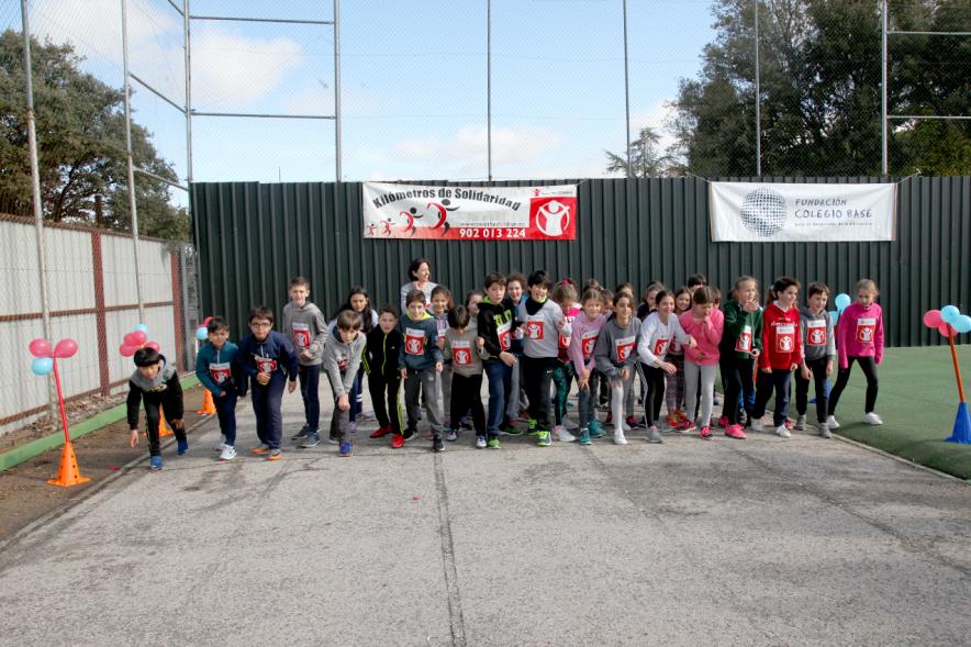 Carrera Kilómetros de Solidaridad Colegio Base - Imagen de los niños preparados  para la carrera.