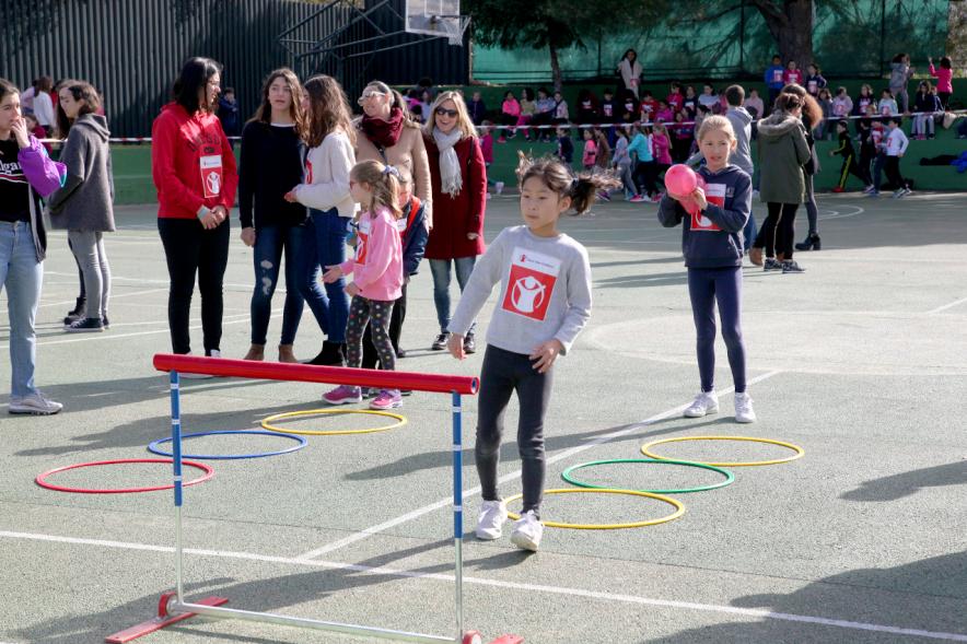 Carrera Kilómetros de Solidaridad Colegio Base - Los niños preparadonse para las actividades deportivas.