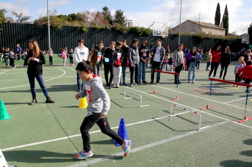 Carrera Kilómetros de Solidaridad Colegio Base - Imagen de los niños en las actividades deportivas.