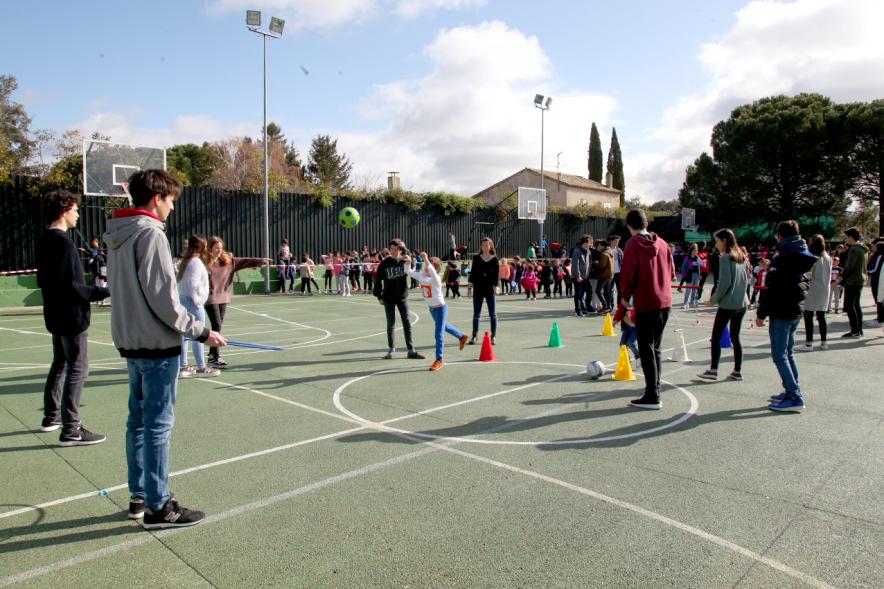 Carrera Kilómetros de Solidaridad Colegio Base - Imagen de las pruebas infantiles y los monitores.
