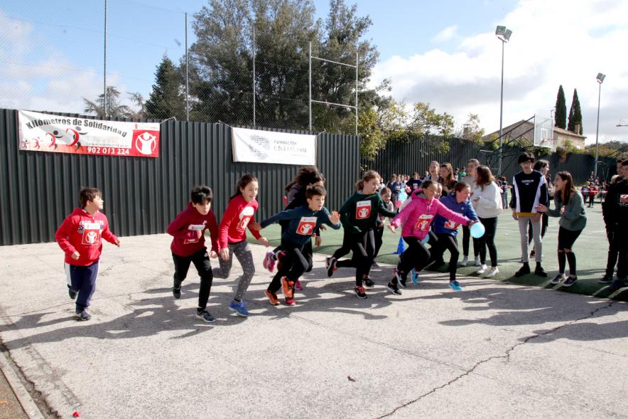 Carrera Kilómetros de Solidaridad Colegio Base - Imagen de los niños preparados  para la carrera.