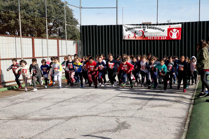 Carrera Kilómetros de Solidaridad Colegio Base - Imagen de los niños preparados  para la carrera.