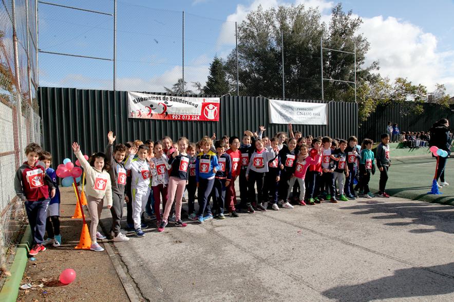 Carrera Kilómetros de Solidaridad Colegio Base - Imagen de los niños preparados  para la carrera.