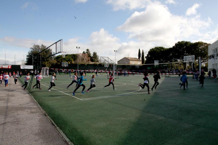 Carrera Kilómetros de Solidaridad Colegio Base - Imagen de la carrera infantil campo a través.