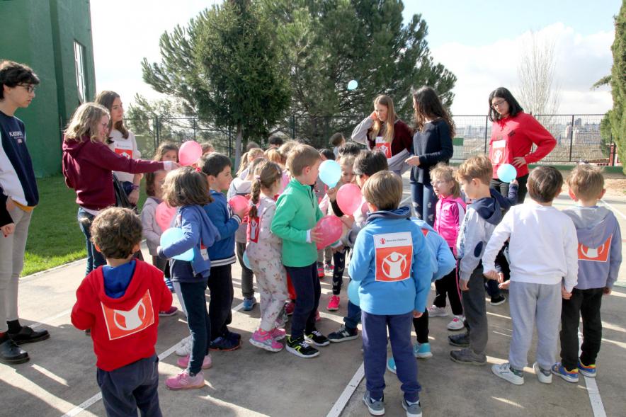 Carrera Kilómetros de Solidaridad Colegio Base - Reparto de globos a los niños.