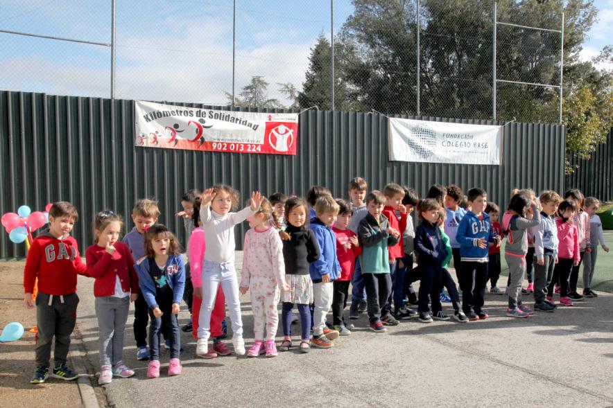 Carrera Kilómetros de Solidaridad Colegio Base - Imagen del grupo infantil de corredores.