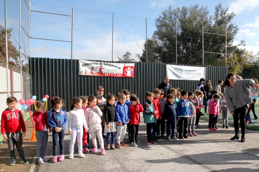 Carrera Kilómetros de Solidaridad Colegio Base -- Imagen del grupo infantil de corredores.
