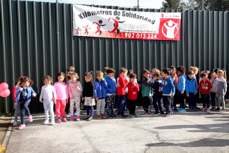 Carrera Kilómetros de Solidaridad Colegio Base - Imagen de los niños preparados  para la carrera.