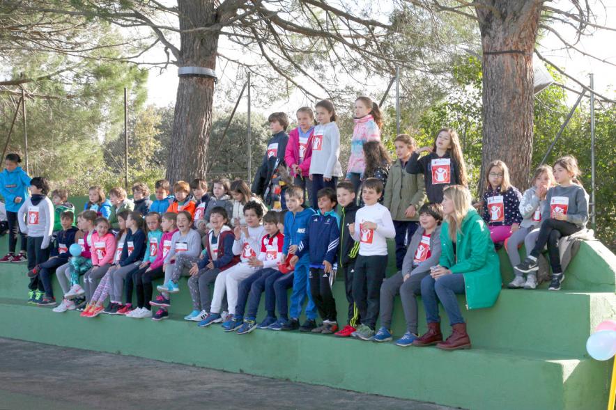Carrera Kilómetros de Solidaridad Colegio Base - Imagen de la profesora y los niños esperando a la carrera.