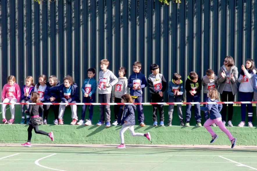 Carrera Kilómetros de Solidaridad Colegio Base -  Imagen de los corredores infantiles  y  el público infantil.