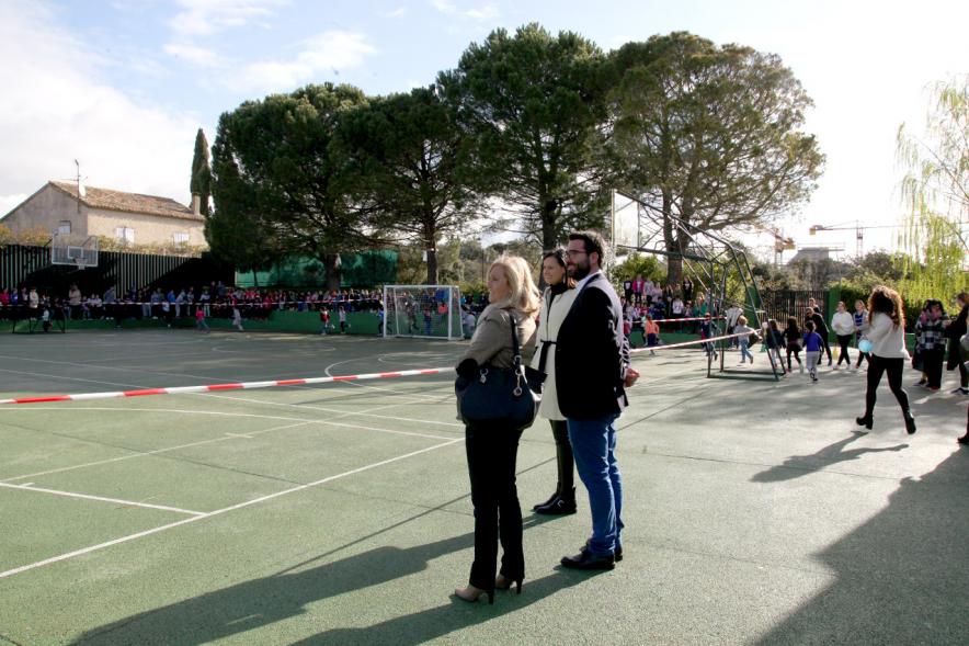 Carrera Kilómetros de Solidaridad Colegio Base - Imagen de las autoridades y la profesora.