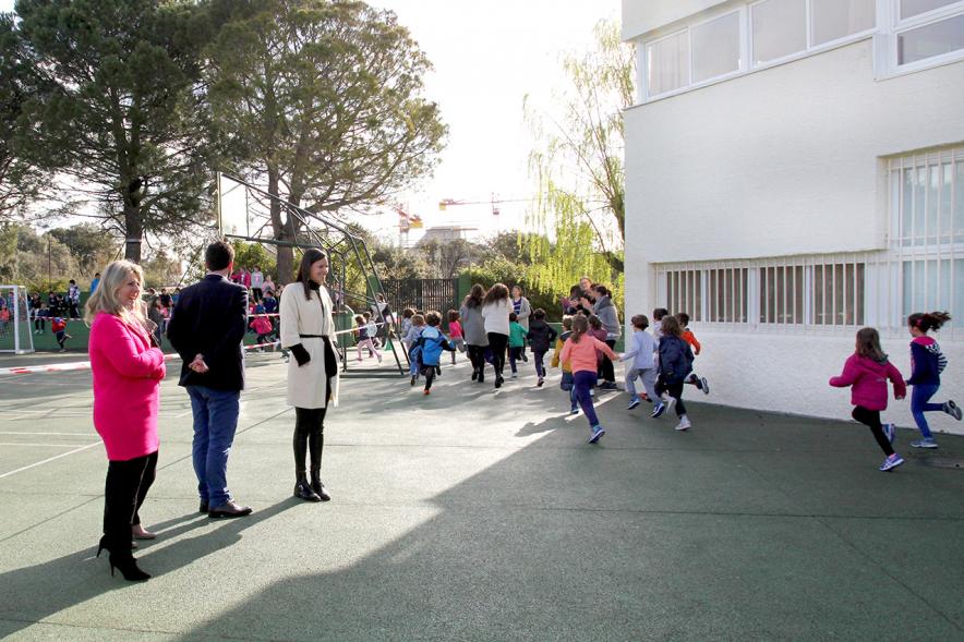 Carrera Kilómetros de Solidaridad Colegio Base - Imagen de las autoridades viendo la carrera.