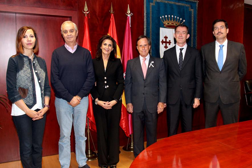 Firmantes posan tras la firma