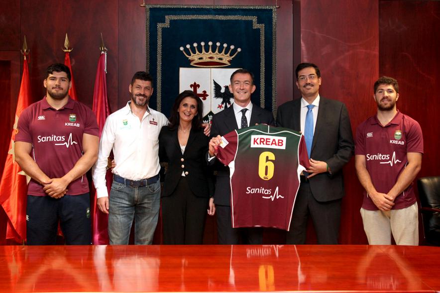 Firmantes posan con la camiseta patrocinada