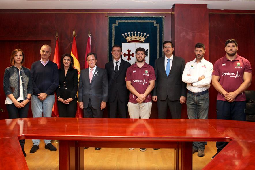Firmantes posan tras la firma