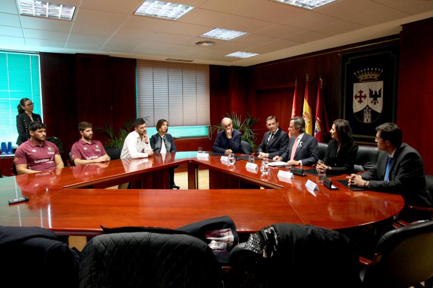 Representantes de cada una de las partes en la firma del acuerdo