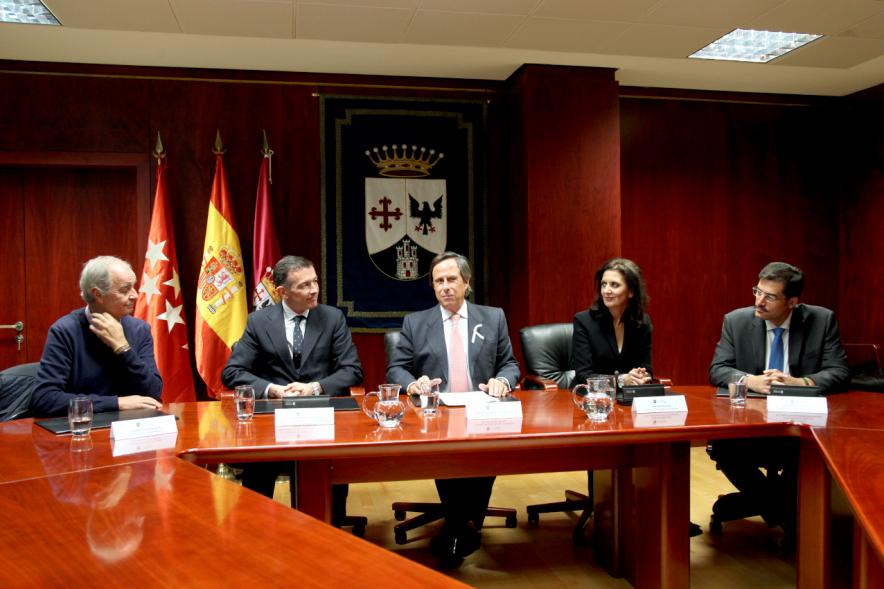 Firmantes charlan durante el encuentro
