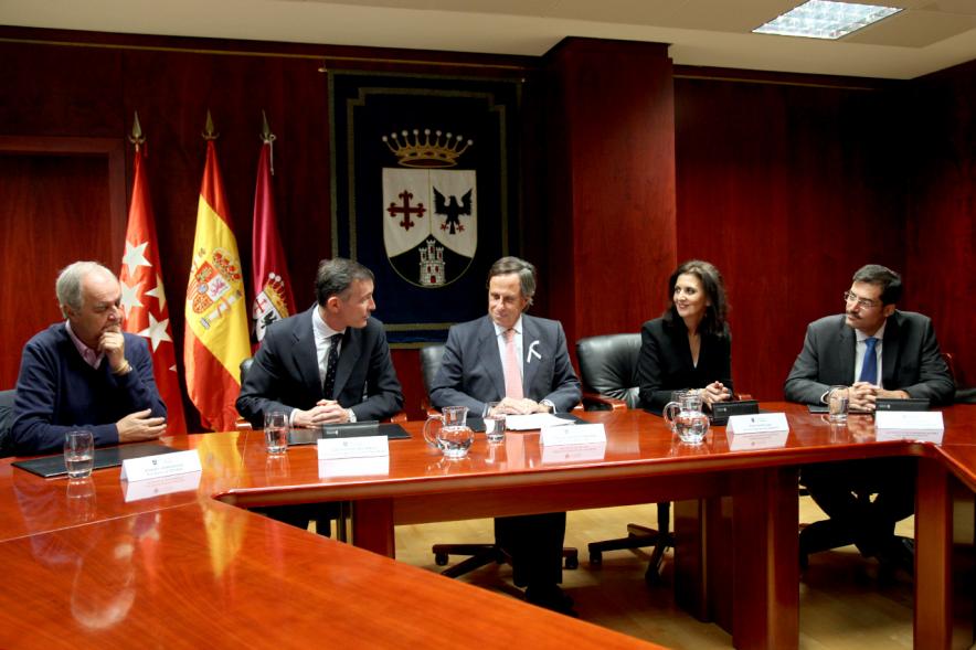 Firmantes charlan durante el encuentro