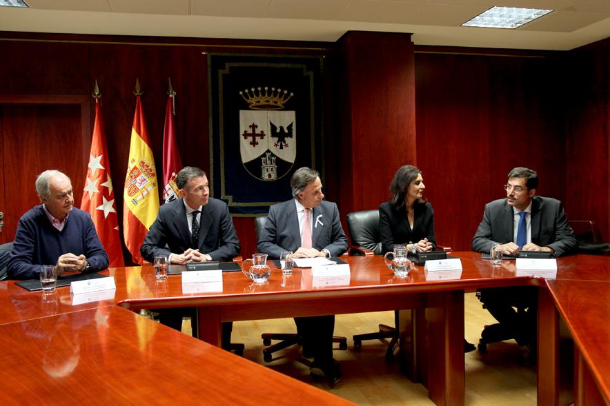 Firmantes charlan durante el encuentro