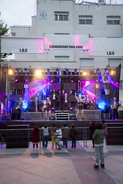 Orquesta y público durante el evento