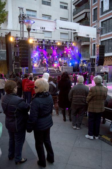 Asistentes al evento con escenario al fondo