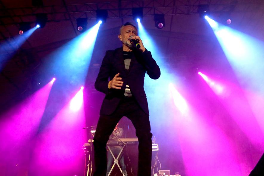 Cantante bajo los focos 