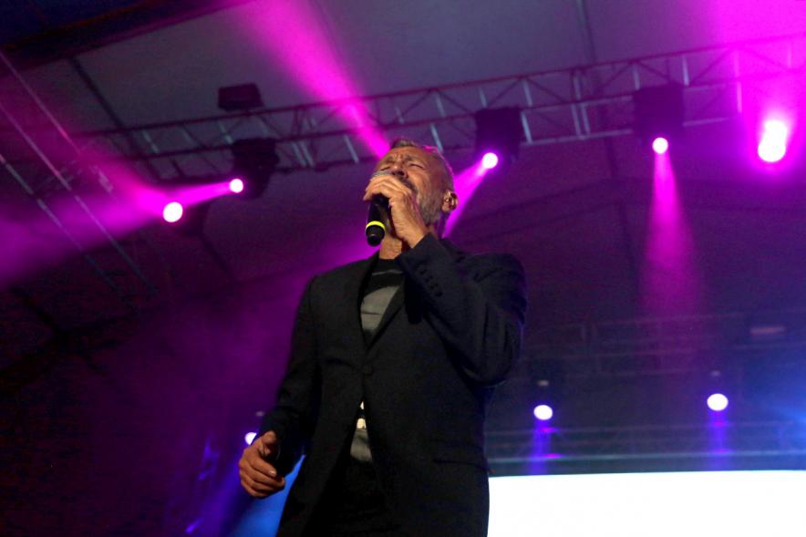 Cantante durante la actuación