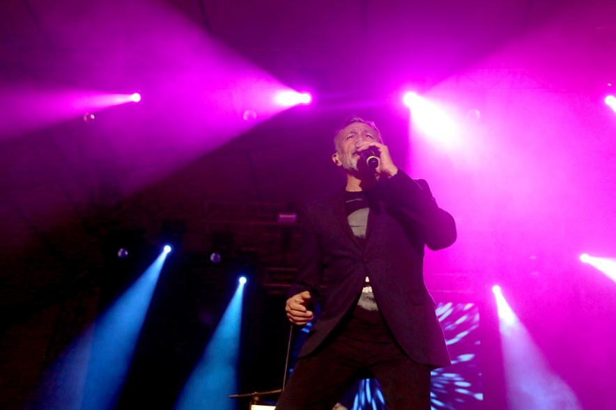 Cantante bajo focos morados