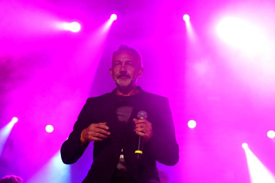 Cantante bajo focos morados