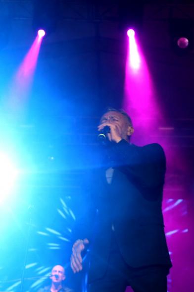 Cantante de la banda en un momento de la actuación 